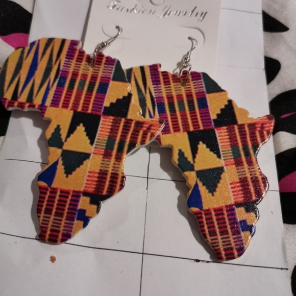 New!!! Powerful 💪🏾 Africa Earrings 2 for $15 - Picture 2 of 7